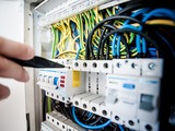 Szkolenia specjalistyczne dla elektryków – jak zdobyć i odnowić uprawnienia SEP?